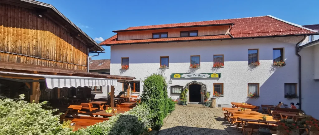 Ansicht Biergarten und Gasthof zum Dorfwirt Gasthof zum Dorfwirt in Arnbruck Biergarten und Wirtshaus